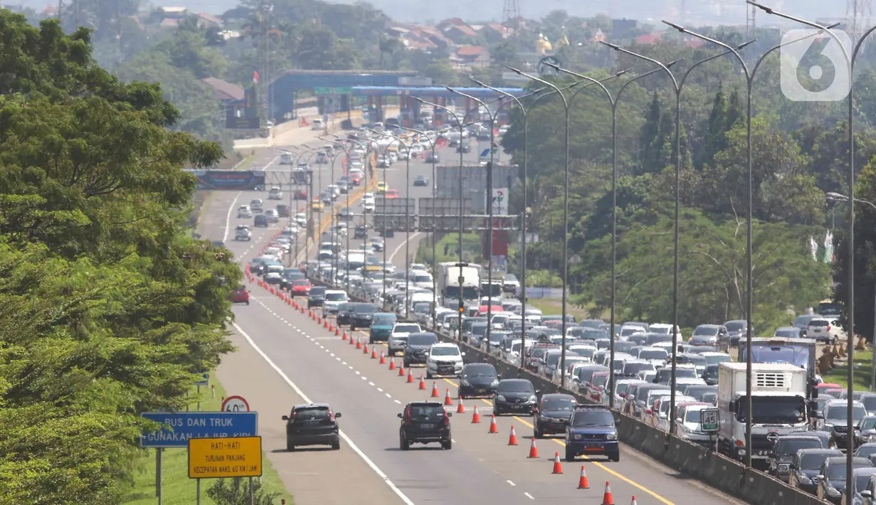 <p>Sejumlah kendaraan melintas ke arah Puncak di setelah pintu Tol Jagorawi, Kabupaten Bogor, Jawa Barat, Kaims (5/5/2022). Satlantas Polres Bogor memberlakukan sistem satu arah secara situasional untuk mengurai kepadatan lalu lintas di jalur wisata Puncak, Bogor pada libur Idul Fitri 1443H. (Liputan6.com/Herman Zakharia)</p>