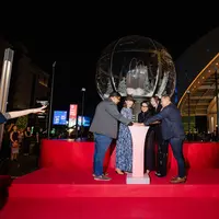 Intip kemeriahan Snow Globe dari Michael Kors yang menambah semarak liburan akhir tahun (Michael Kors)