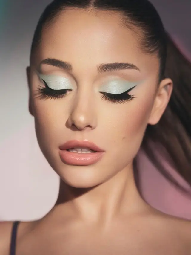Winged Eyeliner ala Ariana Grande