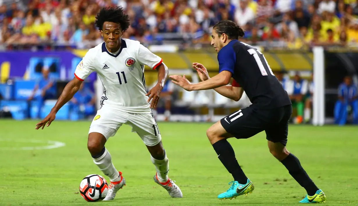 Pemain Kolombia, Juan Cuadrado (kiri), melewati pemain AS, Alejandro Bedoya, pada laga perebutan tempat ketiga Copa America Centenario 2016 di Stadion Universitas Phoenix, AS, Minggu (26/6/2016) pagi WIB. (Reuters/Mark J. Rebilas-USA Today Sports)