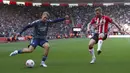 Pemain Arsenal Ben White (kiri) berebut bola dengan pemain Southampton Mohamed Elyounoussi pada pertandingan sepak bola Liga Inggris di St Mary's, Southampton, Inggris, 16 April 2022. Southampton menang 1-0. (Kieran Cleeves/PA via AP)