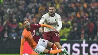 Hakim Ziyech berduel dengan pemain Manchester United Luke Shaw di Liga Champions (AFP)