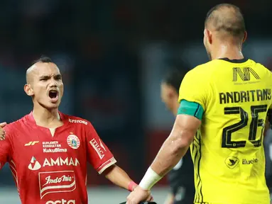 Selebrasi pemain Persija Jakarta, Riko Simanjuntak setelah mencetak gol ke gawang Persib Bandung dalam dalam laga tunda pekan ke-28 BRI Liga 1 2022/2023 yang berlangsung di Stadion Patriot Candrabhaga, Jumat (31/3/2023). (Bola.com/M Iqbal Ichsan)