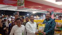 Direktur Utama Perum Bulog Budi Waseso mengatakan, Bulog telah sepakat dengan CT Corp untuk menyalurkan beras SPHP ke gerai Transmart secara bertahap.