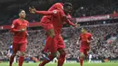 Para pemain Liverpool merayakan gol yang dicetak Divock Origi ke gawang Everton pada laga Liga Inggris di Stadion Anfield, Inggris, Sabtu (1/4/2017). Liverpool berhasil menang 3-1 atas Everton. (AFP/Paul Ellis)