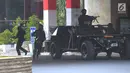 Satuan Penanggulangan Teror (Sat Gultor) TNI menggelar simulasi penanggulangan aksi terorisme di kawasan Gelora Bung Karno, Senayan, Jakarta Pusat, Rabu (1/8). Simulasi merupakan bagian dari persiapan pengamanan Asian Games 2018. (Merdeka.com/Imam Buhori)
