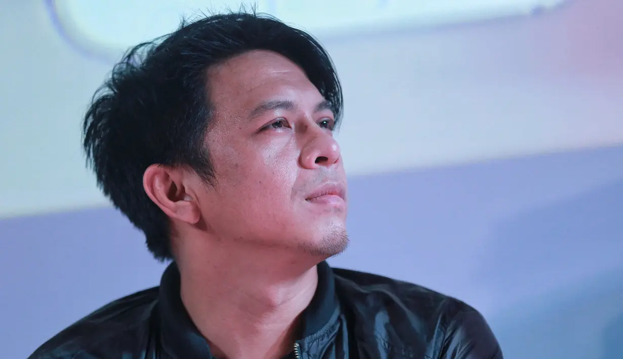Ariel lantas meninggalkan awak media dengan motor gede yang dikendarai. Seperti diketahui, vokalis grup NOAH ini memiliki hobi naik motor gede. Apalagi dengan motor bisa mempercepat waktu tempuh disaat macet. (Adrian Putra/Bintang.com)