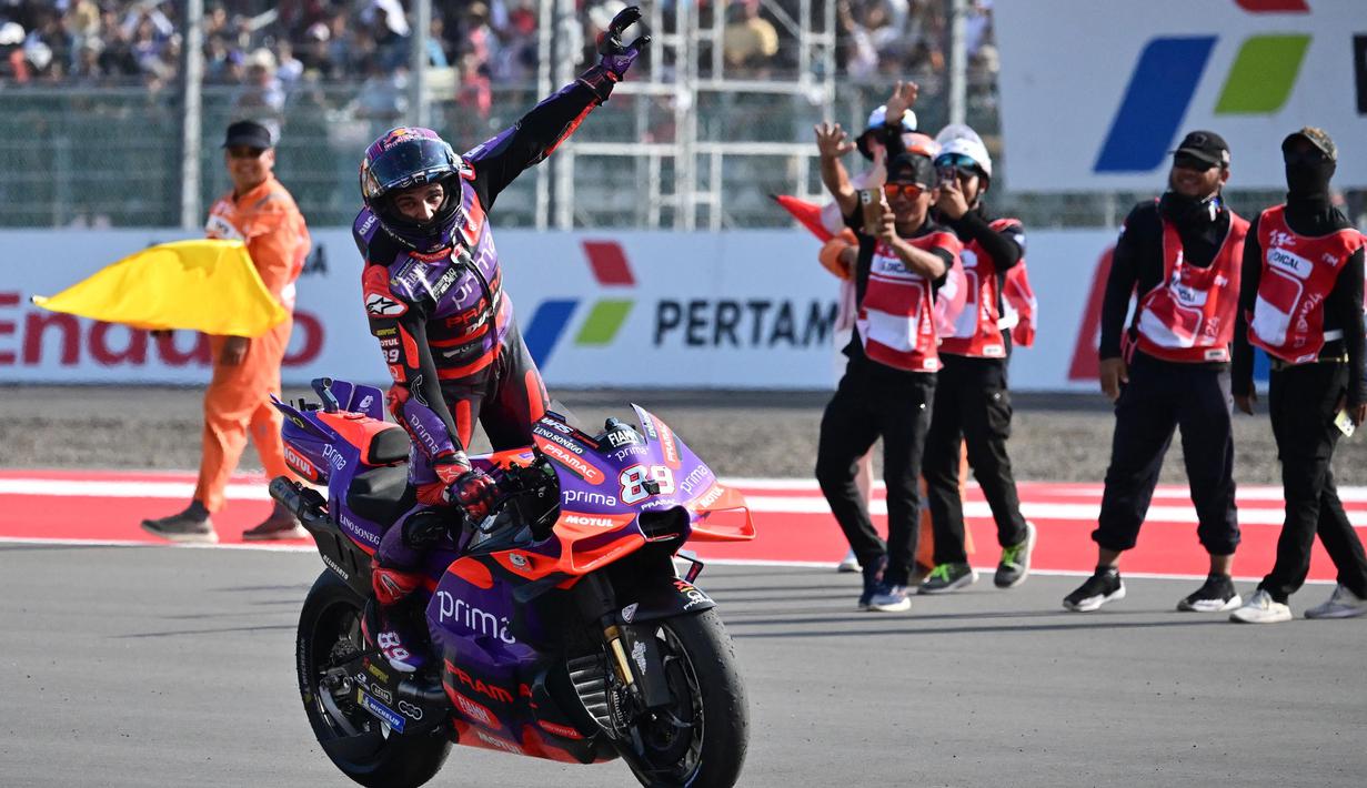 Pembalap Prima Pramac Racing, Jorge Martin unggul atas Pedro Acosta (GASGAS Tech3) dan pembalap Ducati Lenovo Francesco Bagnaia. (BAY ISMOYO/AFP)