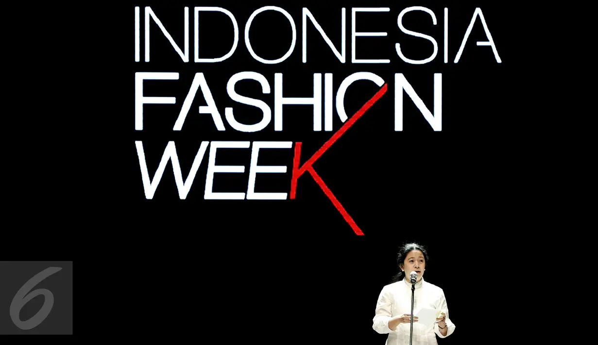 Menteri PMK, Puan Maharani memberikan kata sambutan saat pembukaan  Indonesia Fashion Week (IFW) 2016 di Jakarta Convention Center, Kamis (10/3). Perhelatan IFW 2016 ini akan digelar hingga 13 Maret mendatang. (Liputan6.com/Faizal Fanani)