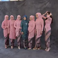 Meksi tanpa Syifa Hadju, Geng Mamayu kompak mengenakan kebaya pink dipadukan bawahan kain batik warna serasi. Lesti sendiri mengenakan kebaya birunya. [@kesharatuliu05]