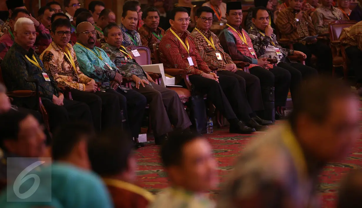 Gubernur DKI Jakarta Basuki 'Ahok' Tjahaja Purnama hadir dalam pembukaan Rakornas ke-7 Tim Pengendalian Inflasi Daerah (TPID) Tahun 2016 di Jakarta, Kamis (4/8). Rakornas TPID tersebut dibuka langsung oleh Presiden Jokowi. (Liputan6.com/Faizal Fanani)