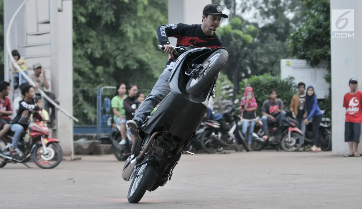 Seorang freestyler motor menunjukkan keahliannya saat meramaikan waktu menjelang berbuka puasa atau ngabuburit di Banjir Kanal Timur (BKT), Jakarta, Minggu (12/5/2019). Acara ini digelar oleh komunitas freestyle motor gabungan Jakarta-Bekasi. (merdeka.com/Iqbal Nugroho)