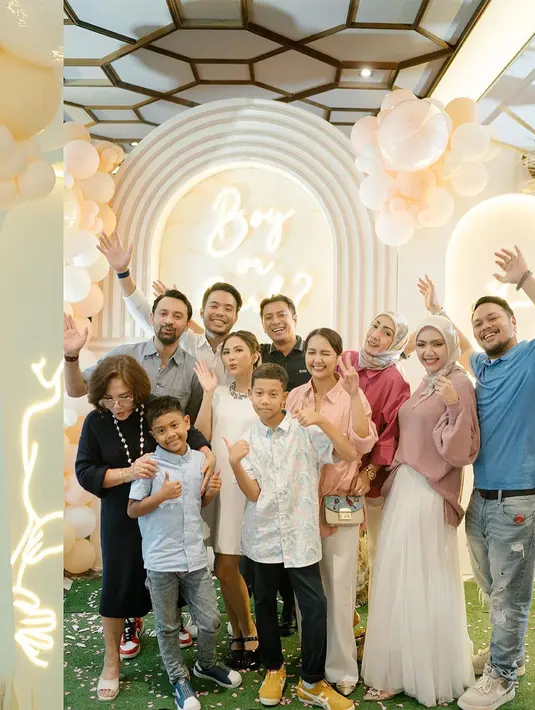 Acara dihadiri oleh keluarga dan juga sahabat dekat keduanya. Potret bahagia begitu terpancar dari Jessica yang tidak lama lagi akan menjadi seorang ibu. [Instagram/jscmila]