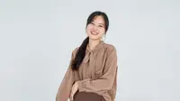 Ilustrasi perempuan menggunakan blouse dengan celana bahan. (Foto: Shutterstock)
