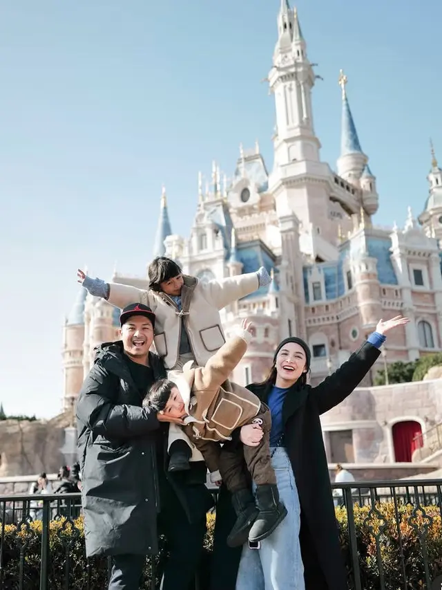 Potret OOTD Publik Figur Rayakan Pergantian Tahun dengan Liburan di China.