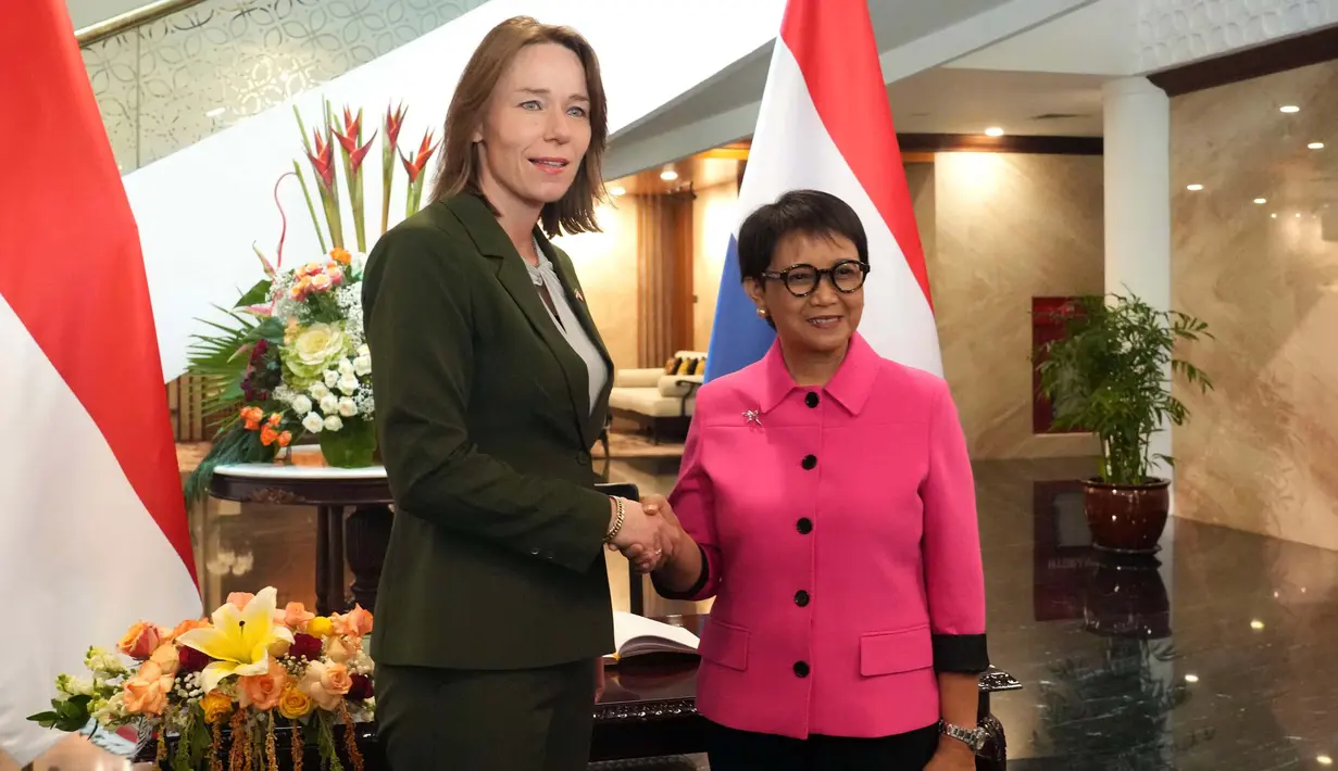Menteri Luar Negeri Indonesia, Retno Marsudi (kanan) bersalaman dengan Menteri Luar Negeri Belanda, Hanke Bruins Slot dalam pertemuan bilateral di Jakarta, Selasa, 31 Oktober 2023. (AP Photo/Tatan Syuflana)