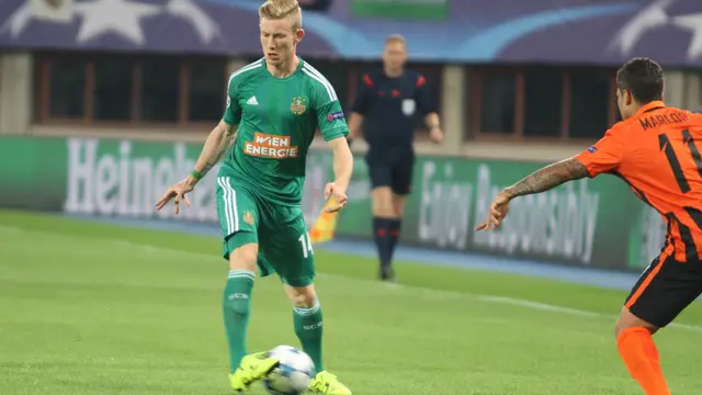 ANDALAN - Gelandang serang Rapid Vienna, Florian Kainz, bertekad membantu timnya meraih kemenangan di laga perdana Grup E Europa League, Jumat (18/9/2015) dini hari nanti. (Bola.com/Reza Khomaini)