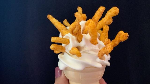 7 Potret Nyeleneh Topping Ice Cream, Ada Tiram Hingga Sushi