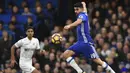 Striker Chelsea, Diego Costa, berusaha menendang bola saat melawan Swansea. Pada laga ini The Blues memakai formasi andalannya 3-4-3, sementara Swansea menggunakan skema 4-3-3. (AFP/Glyn Kirk)