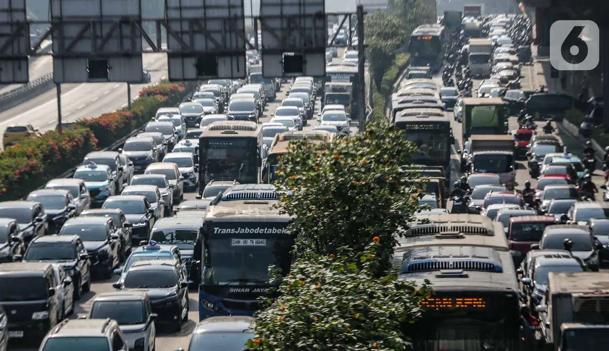 Pada hari ini, Polri memberlakukan rekayasa arus lalu lintas pengamanan KTT ASEAN di Jalan Rasuna Said, Gatot Subrot, Sudirman-Thamrin yang dimulai pukul 07.00 - 10.00 WIB. (Liputan6.com/Faizal Fanani)
