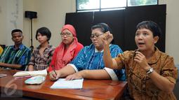 Eks petani mandiri, Zubaidah (kanan) saat menceritakan pengalaman kekerasan yang dialaminya di gedung LBH Jakarta, R(8/6/2016). Kekerasan terjadi saat terjadinya gelombang pengusiran eks gafatar awal 2016 lalu. (Liputan6.com/Helmi Fithriansyah)