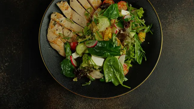 Ingin Pola Makan Lebih Teratur? Coba Metode Balanced Plate Ini untuk Nutrisi Seimbang