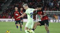 Gelandang Barcelona asal Spanyol Dani Olmo (kiri) berebut bola dengan gelandang Real Mallorca asal Portugal Samu Costa selama pertandingan sepak bola liga Spanyol antara RCD Mallorca dan FC Barcelona di stadion Mallorca Son Moix di Palma de Mallorca pada 3 Desember 2024.JAIME REINA / AFP
