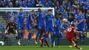 Proses terjadinya gol yang dicetak gelandang Liverpool, Philippe Coutinho, ke gawang Leicester pada laga Premier League di Stadion King Power, Leicester, Sabtu (23/9/2017). Leicester kalah 2-3 dari Liverpool. (AFP/Geoff Caddick)