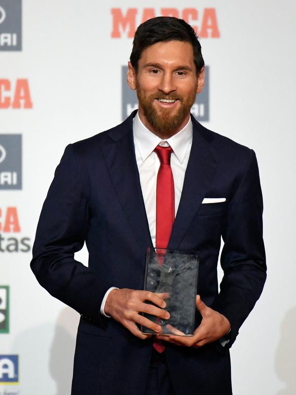 Lionel Messi berpose dengan trofi penghargaan 'Alfredo Di Stefano' di Barcelona, Spanyol (18/12).  (AFP Photo/Lluis Gene)