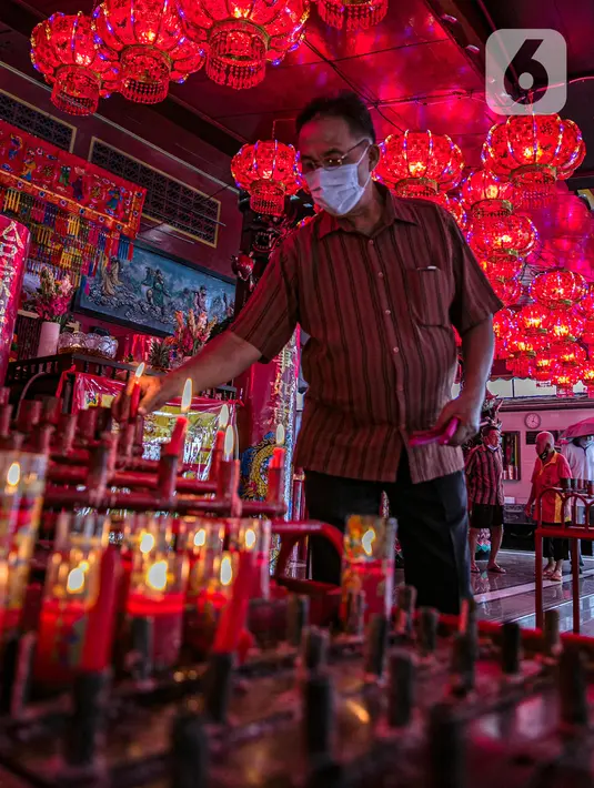 Warga keturunan Tionghoa menyalakan lilin saat sembahyang di Vihara Amurva Bhumi, Jakarta, Kamis (11/2/2021). Sembahyang jelang Imlek ini sebagai ungkapan syukur atas rejeki dan keselamatan dari Tuhan serta untuk pengharapan kehidupan lebih baik di tahun Kerbau Logam. (Liputan6.com/Faizal Fanani)