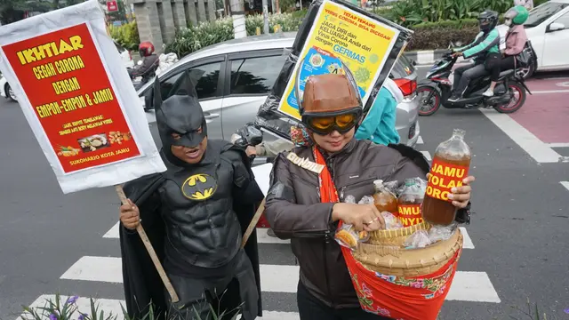 Batman Bagikan Jamu Penangkal Corona