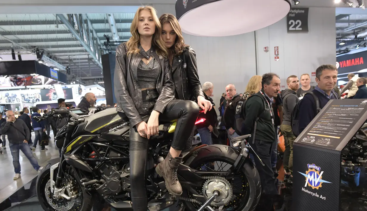 Model berpose diatas motor Agusta Dragster 800 RR di pameran Milano Moto Show di Milan, Italia (8/11). Milano Moto Show ini dikenal juga EICMA (l'Esposizione Internationale del Ciclo e Motociclo). (AFP Photo/Miguel Medina)