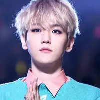 Baekhyun EXO punya kebiasaan aneh, ia kerap makan sambil tidur. Bahkan sahabatnya mengaku jika Baekhyun makan sambil menutup mata. (Foto: Allkpop.com)