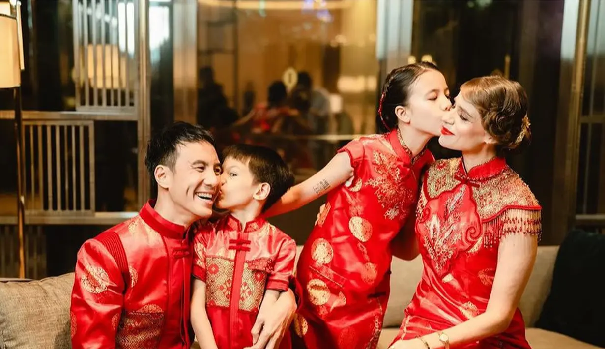 Dalam akun Instagram Daniel Mananta menjelaskan, busana qipao tersebut terinspirasi dari kekayaan peninggalan Kerajaan Sriwijaya, dimana kejayaan Sumatera bertemu dengan perpaduan budaya Indonesia dan Tiongkok. [@ferrysunarto_official]