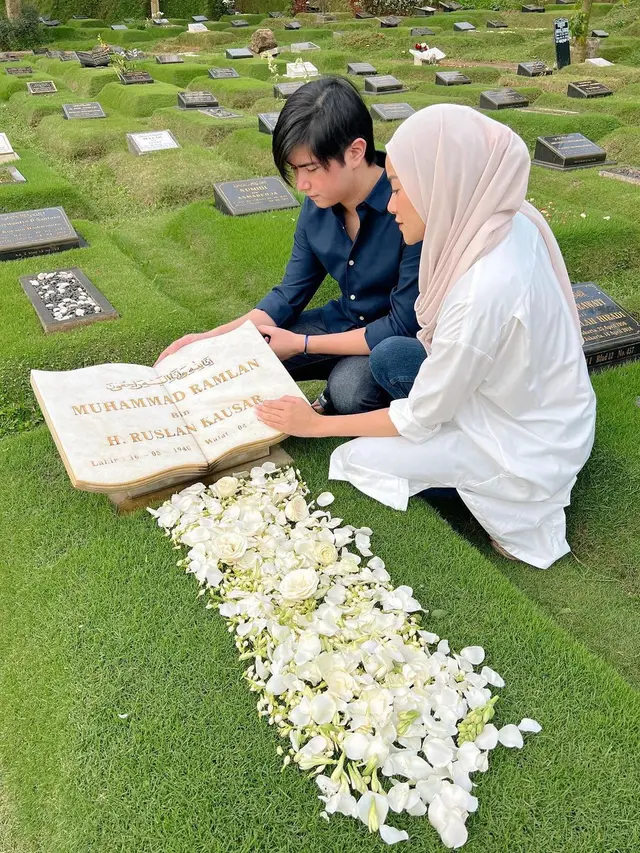 Rawat Tradisi, Ini Potret 7 Artis saat Lakukan Ziarah sebelum Puasa Ramadhan