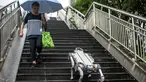 Foto yang diambil pada 22 September 2023 ini menunjukkan demonstrasi robot anjing X30 dari DEEP Robotics yang berjalan menuruni anak tangga di jalur pejalan kaki di kota tuan rumah Asian Games 2022, Hangzhou, di provinsi Zhejiang, China bagian timur. (Philip FONG / AFP)