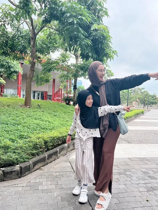 Meski masih berusia 8 tahun, gadis manis kelahiran 2014 ini semakin mirip dengan sang bunda, apalagi ketika sama-sama pamer senyum. Beragam ekspresi lucu dan menggemaskan yang dipamerkannya keduanya memperlihakan bahwa Poppy Bunga dan buah hatinya ini sangat dekat. (Liputan6.com/IG/poppybungariphat)