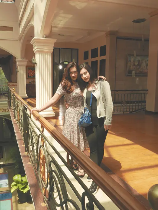 Walaupun terpaut usia 15 tahun, akan tetapi hal tersebut tak jadi penghalang bagi Nafa dan Irish untuk bersahabat. (Foto: instagram.com/nafaurbach)