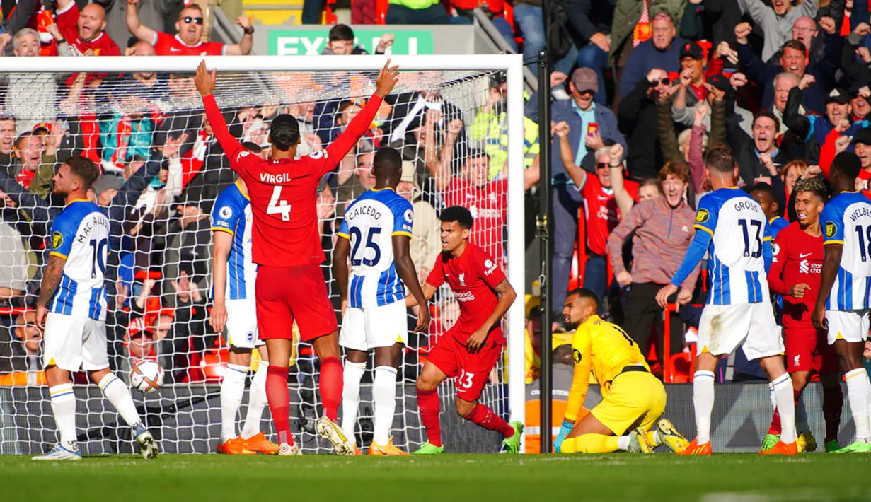 Para pemain Liverpool merayakan gol ke gawang Brighton and Hove Albion pada pertandingan sepak bola Liga Premier Inggris di Anfield, Liverpool, Inggris, 1 Oktober 2022. Pertandingan berakhir imbang 3-3. (Peter Byrne/PA via AP)