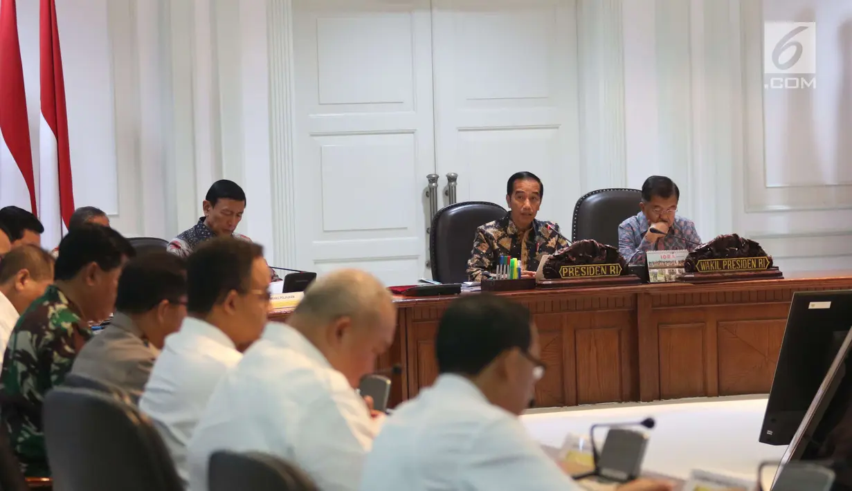 Presiden Joko Widodo didampingi Wapres Jusuf Kalla mengikuti rapat terbatas di Kantor Presiden Jakarta, Senin (28/5). Dalam ratas tersebut Jokowi ingin memastikan persiapan pesta olahraga terbesar di Asia berlangsung lancar. (Liputan6.com/Angga Yuniar)