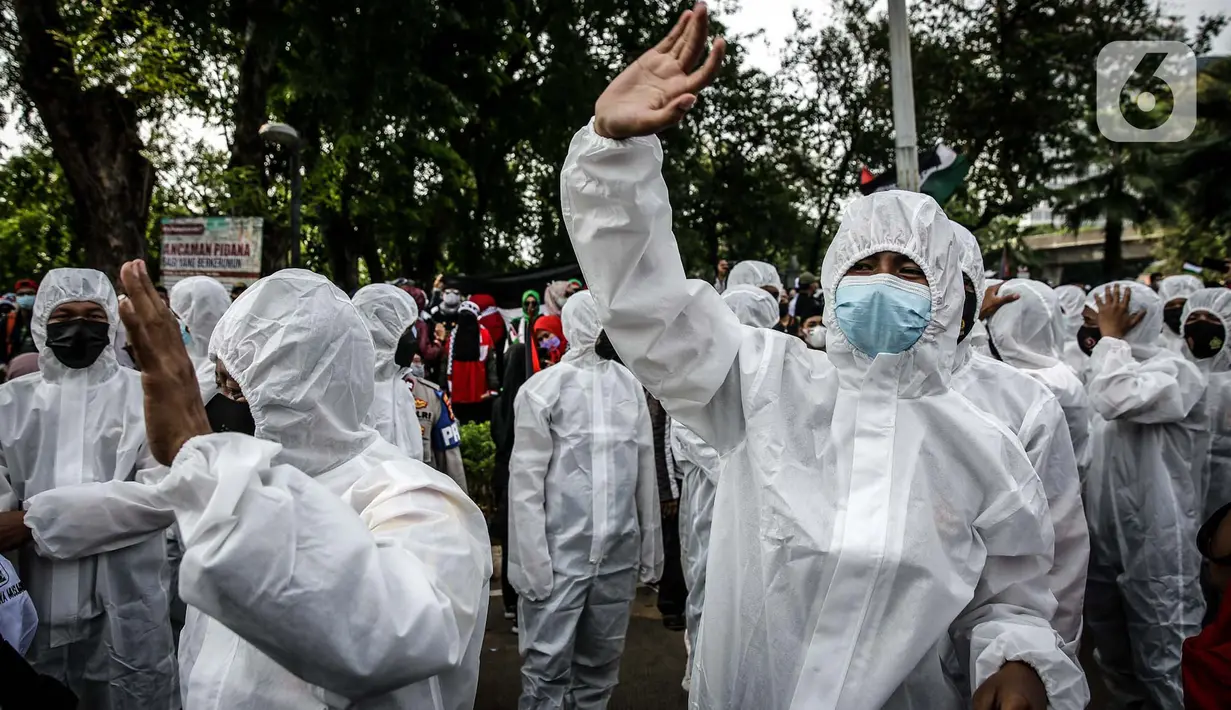 Petugas Satgas COVID-19 dari personel kepolisian meminta peserta aksi solidaritas untuk Palestina menjaga protokol kesehatan di depan Kedutaan Besar AS, Jakarta, Selasa (18/5/2021). Massa mengutuk dan mengecam keras kekerasan yang dilakukan Israel atas Palestina. (Liputan6.com/Faizal Fanani)