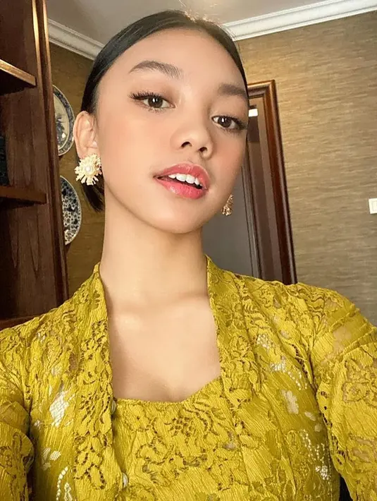 Kebaya simple model kutu baru dengan potongan pas di badan jadi favorit Naura (Foto: Instagram @naura.ayu)