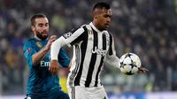 Pemain Juventus Alex Sandro mengontrol bola berusaha melewati pemain Real Madrid Dani Carvajal saat pertandingan Liga Champions di stadion Allianz, Turin (3/4). (AP/Luca Bruno)