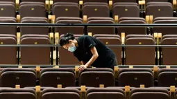 Seorang staf mendisinfeksi kursi-kursi penonton di Tianjin Grand Theater di Tianjin, China utara, pada 28 Juli 2020. Gedung pertunjukan teater itu telah memulai proses disinfeksi menyeluruh selama sepekan sejak Senin (27/7) sebelum dibuka kembali untuk pengunjung. (Xinhua/Sun Fanyue)