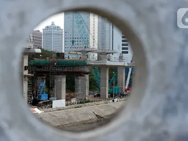 Para pekerja sedang menyelesaikan bentangan beton panjang light rail transit (LRT) di tikungan Jembatan 66 Kuningan-Dukuh Atas, Jakarta, Senin (6/7/2020). (merdeka.com/Dwi Narwoko)