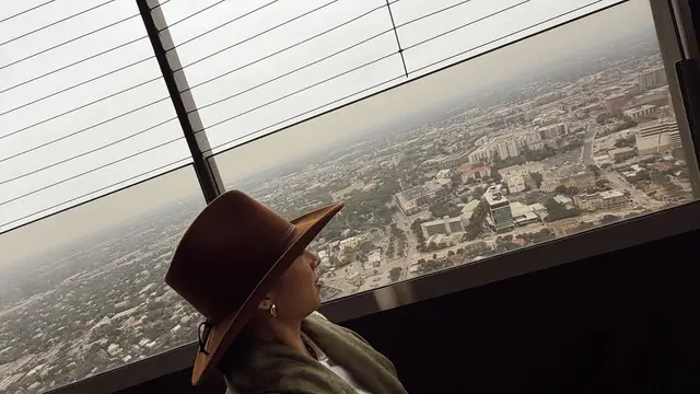 Dari Bali Girl, Jennifer Bachdim Tampil Modis Jadi Cowgirl di Texas dalam Balutan Winter Look