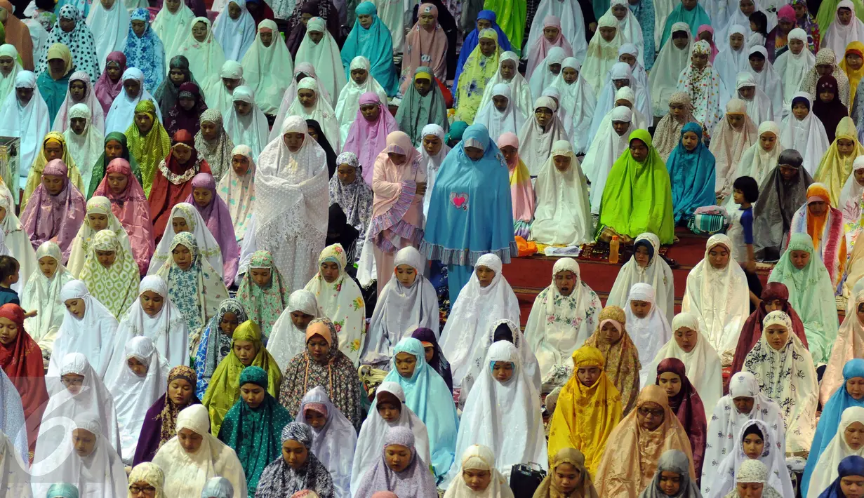 Jamaah muslimah memenuhi masjid Istiqlal untuk menjalankan shalat tarawih pertama Ramadan 1437 H, Jakarta, Minggu (5/6/2016). Berdasar, hasil sidang isbat ditetapkan 1 Ramadan jatuh pada Senin (6/6/2016). (Liputan6.com/Helmi Fithriansyah)