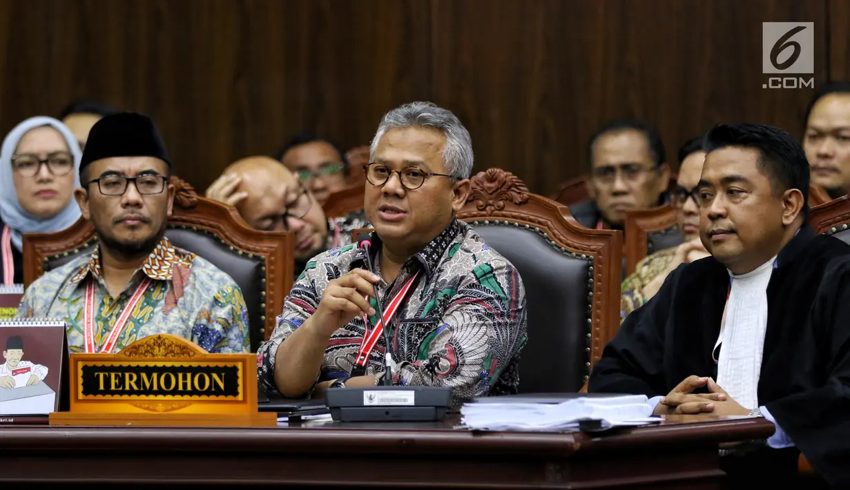 Pihak termohon yang juga Komisioner KPU RI Arief Budiman menyampaikan pendapat dalam sidang perdana sengketa Pilpres 2019 di Mahkamah Konstitusi, Jumat (14/6/2019). Sidang dengan agenda pembacaan materi gugatan dari pemohon, yaitu paslon 02 Prabowo Subianto-Sandiaga Uno. (Lputan6.com/Johan Tallo)