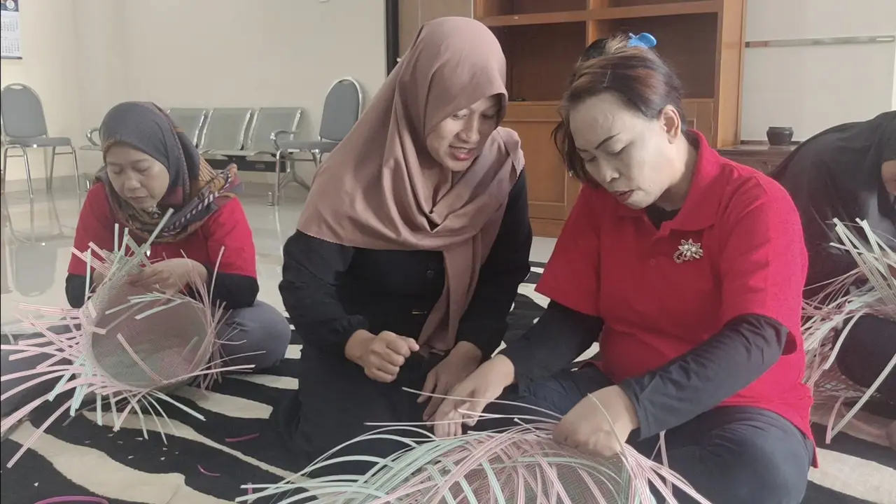 Para korban TPPO asal Jawa Tengah mendapatkan pelatihan anyaman tas di Balai Besar Pendidikan dan Pelatihan Kementerian Sosial, Yogyakarta.
