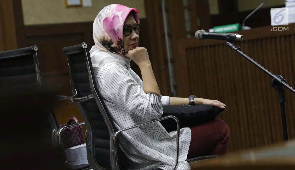 Mantan Dirut PT Pertamina, Karen G Agustiawan saat jeda sidang pembacaan nota pembelaan di Pengadilan Tipikor, Jakarta, Kamis (29/5/2019). Sebelumnya, Karen didakwa pada kasus dugaan korupsi investasi perusahaan di Blok Basker Manta Gummy Australia Tahun 2009  (Liputan6.com/Helmi Fithriansyah)